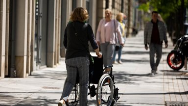 100 tūkst. darbingo amžiaus žmonių su negalia, bet dirba tik trečdalis: kas kiša koją