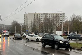 В Вильнюсе столкнулись три автомобиля, пострадала женщина