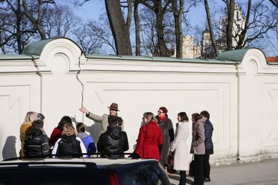 Vis įskylanti Prezidentūros siena