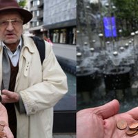 Каунасцы выбрасывают мелкие монеты в фонтан на аллее Лайсвес 