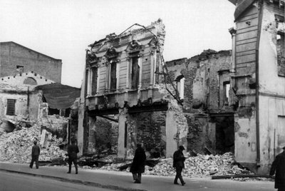 Leono Degrellės knygos „Rusijos kampanija. Valonų savanoriai Rytų fronte“ iliustracija: sugriauto Dniepropetrovsko gatvė. 1941 m.