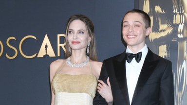 Mamos kopija: Angelina Jolie pirmąkart po 3 metų išėjo į viešumą su ūgtelėjusiu sūnumi Knoxu