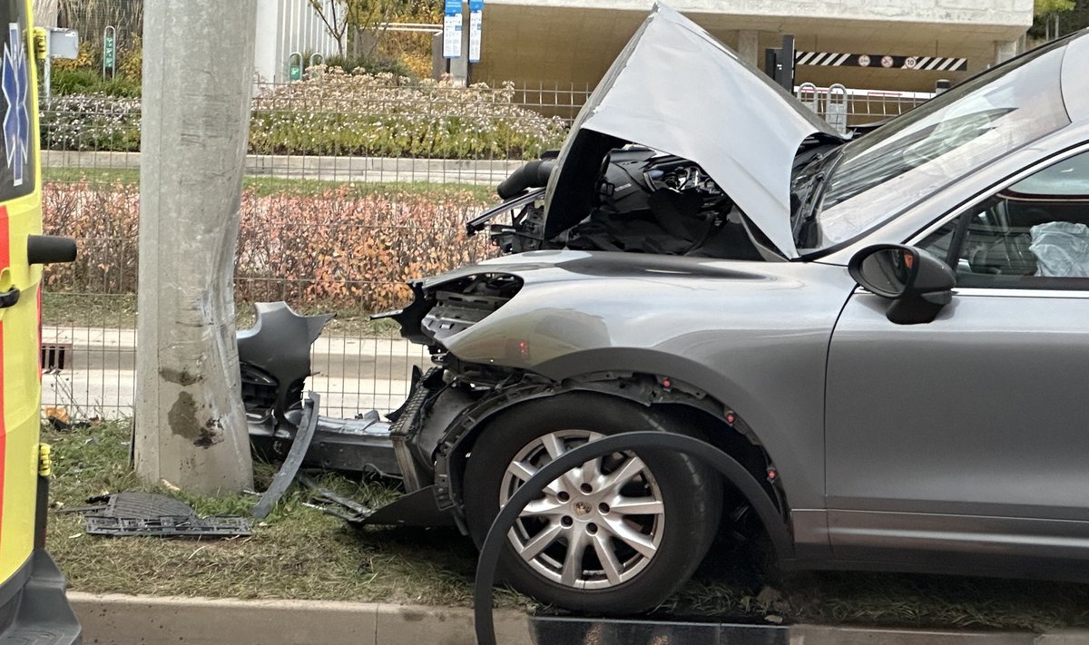 Vilniuje „Porsche“ rėžėsi į stulpą