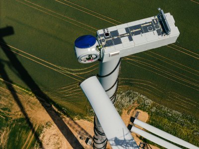 Vėjo jėgainės gondola nekantriai laukia sparnų