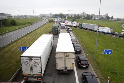 Kaune trijų sunkvežimių avarija paralyžiavo eismą: vairuotojai įkalinti ilgam